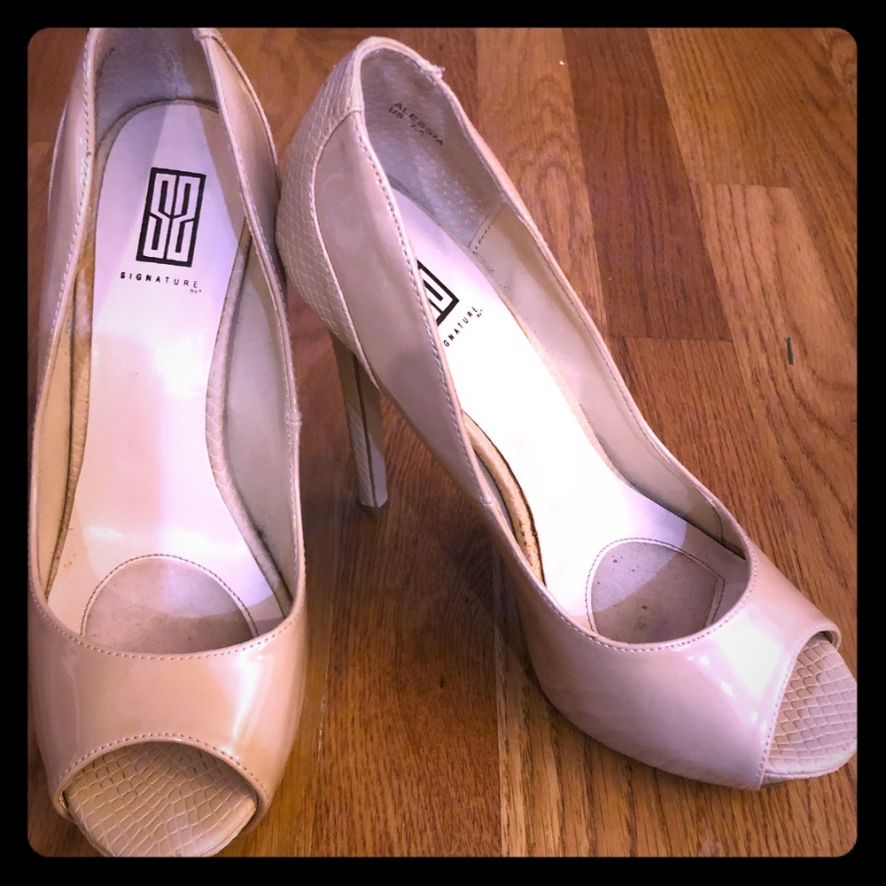 Patent leather nude pumps